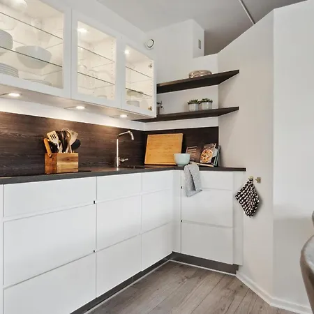 Apartment Bad, Lejl, 1